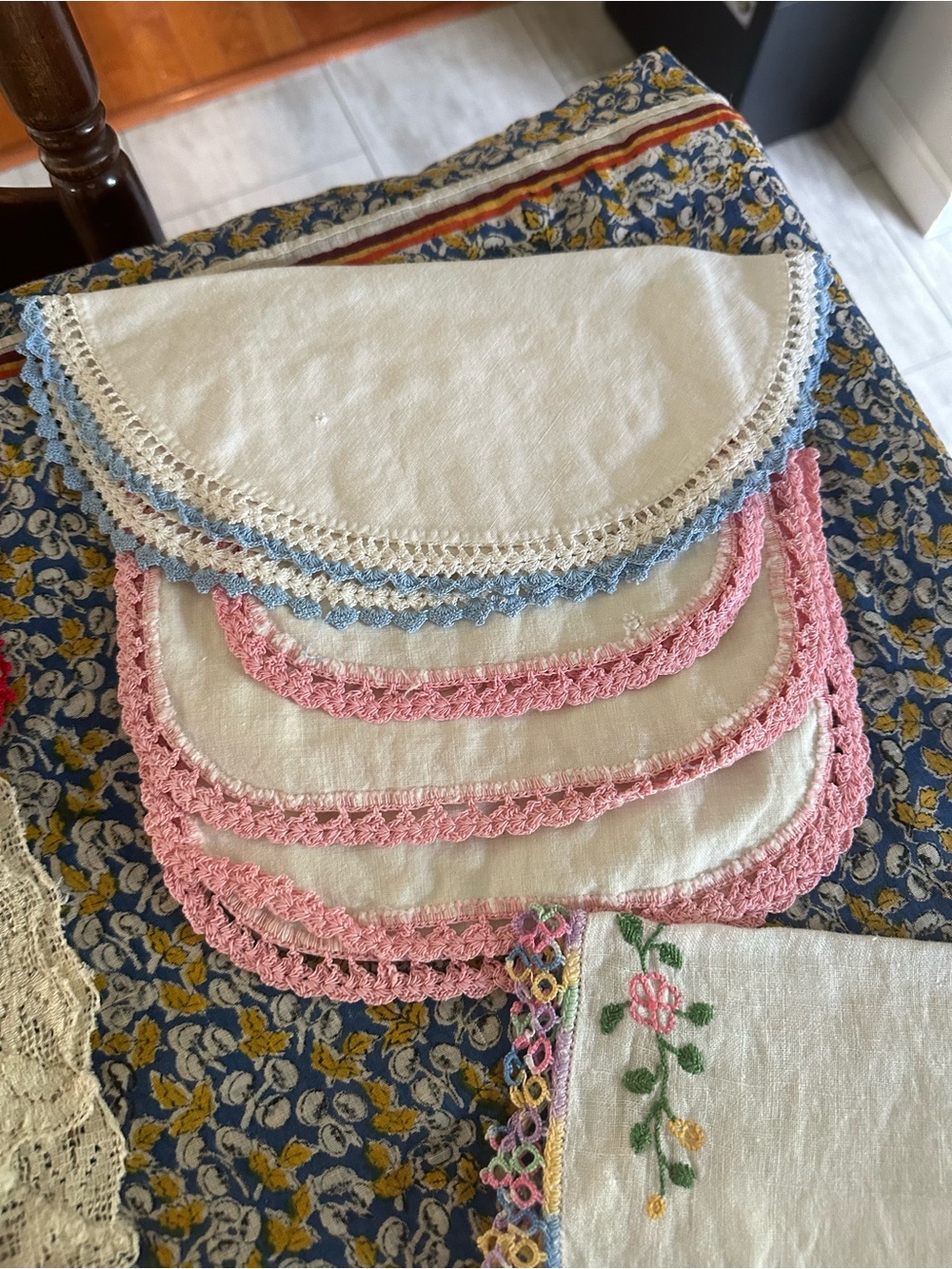 Vintage Linens Dollie’s, runners etc - Picture 4 of 9